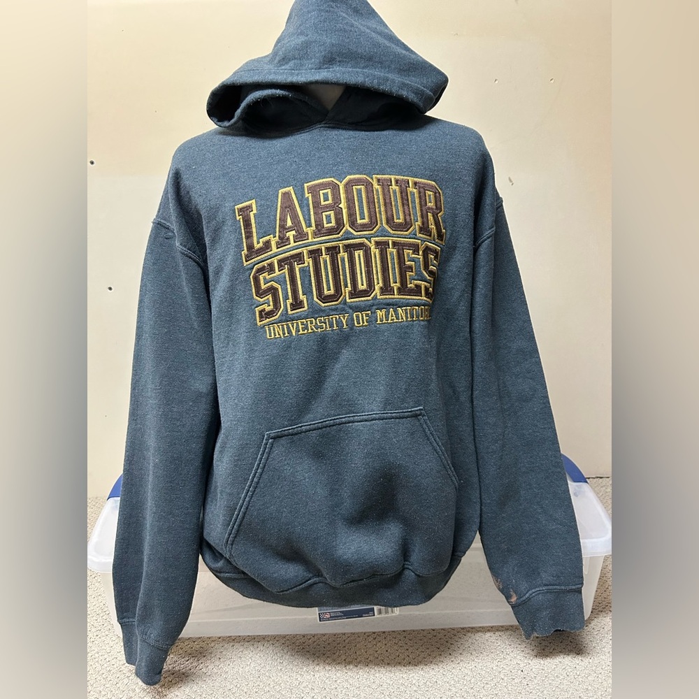 2/$20❤️- SWEATER | Unisex University of Manitoba hoodie size medium